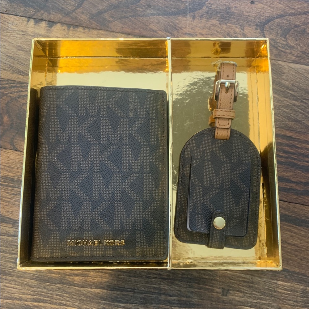 Michael Kors Passport Wallet & Luggage stag